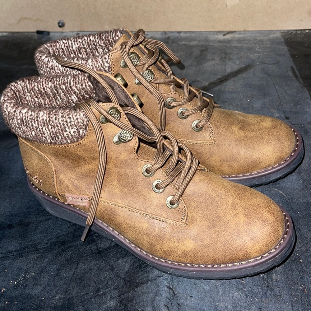 Blowfish Malibu women’s lace up boot, size 8.5 brand new without tag